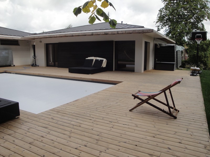 Terrasse tour de piscine à Gorges