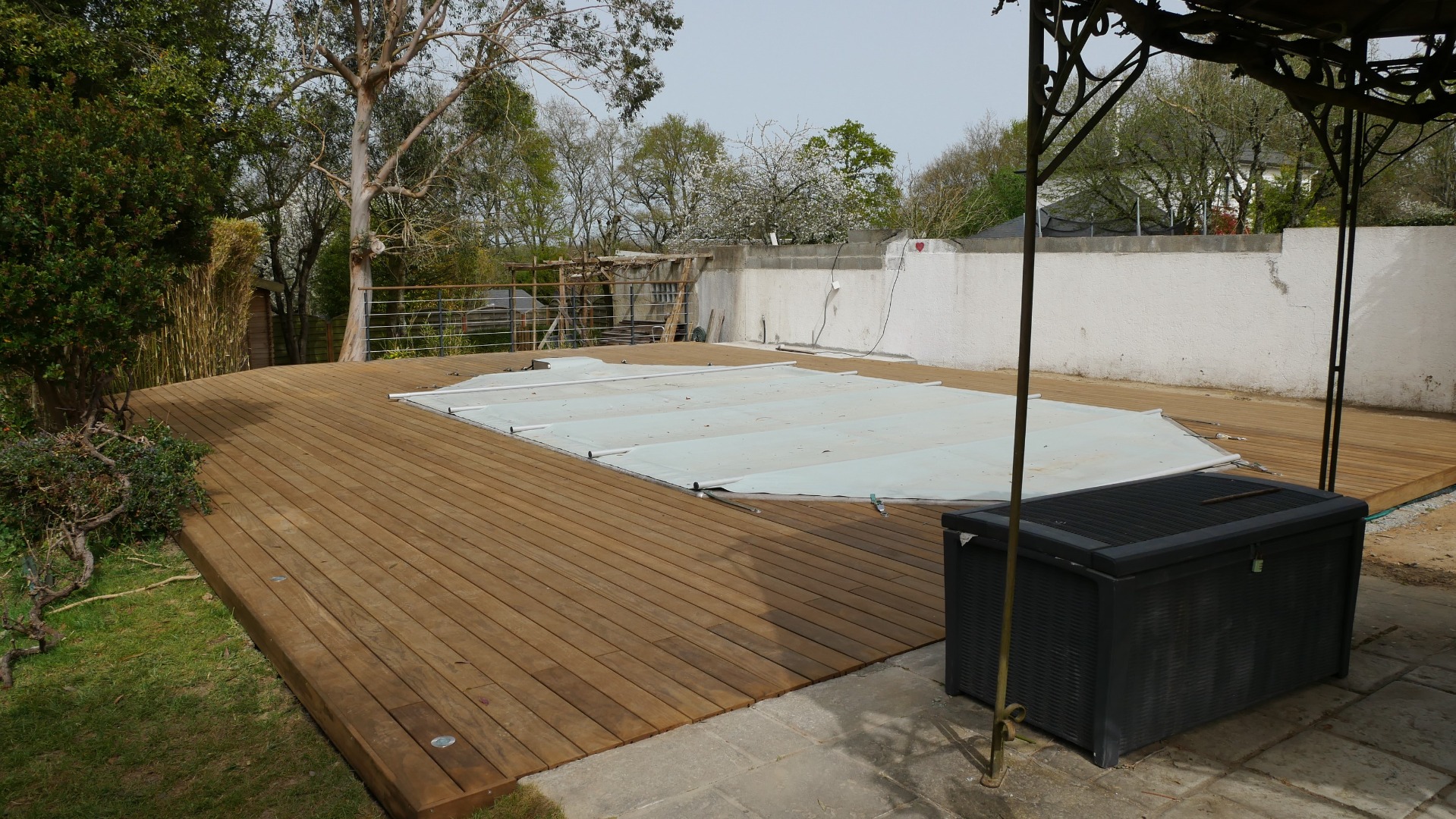 Plage de piscine à Sautron en Kébony