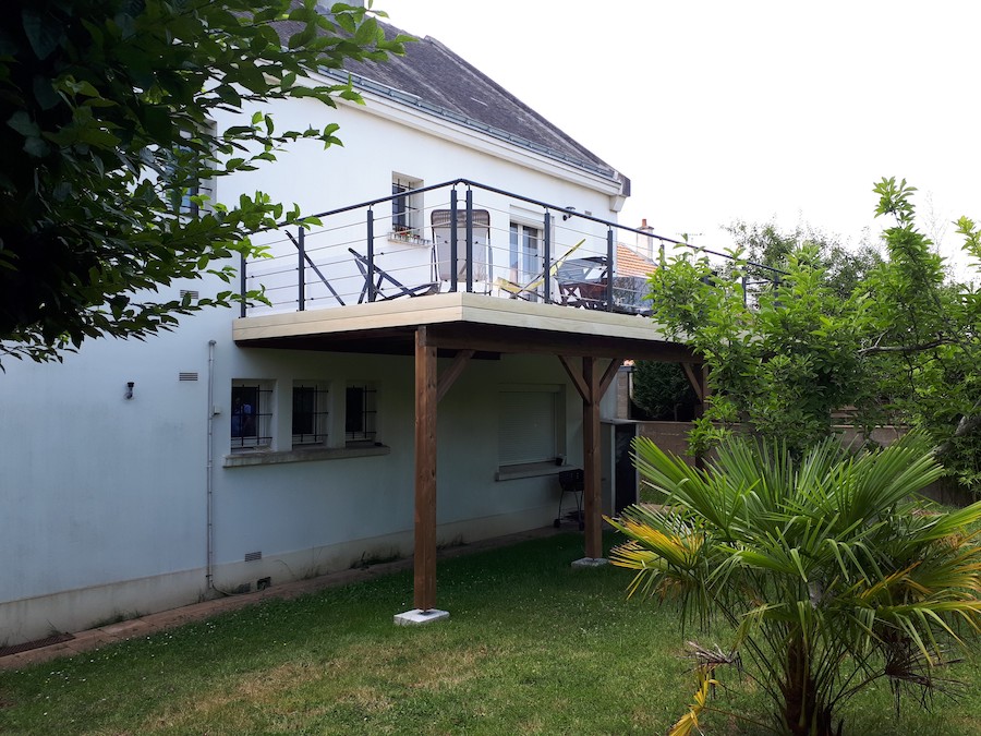 Terrasse sur poteaux à Saint-Herblain