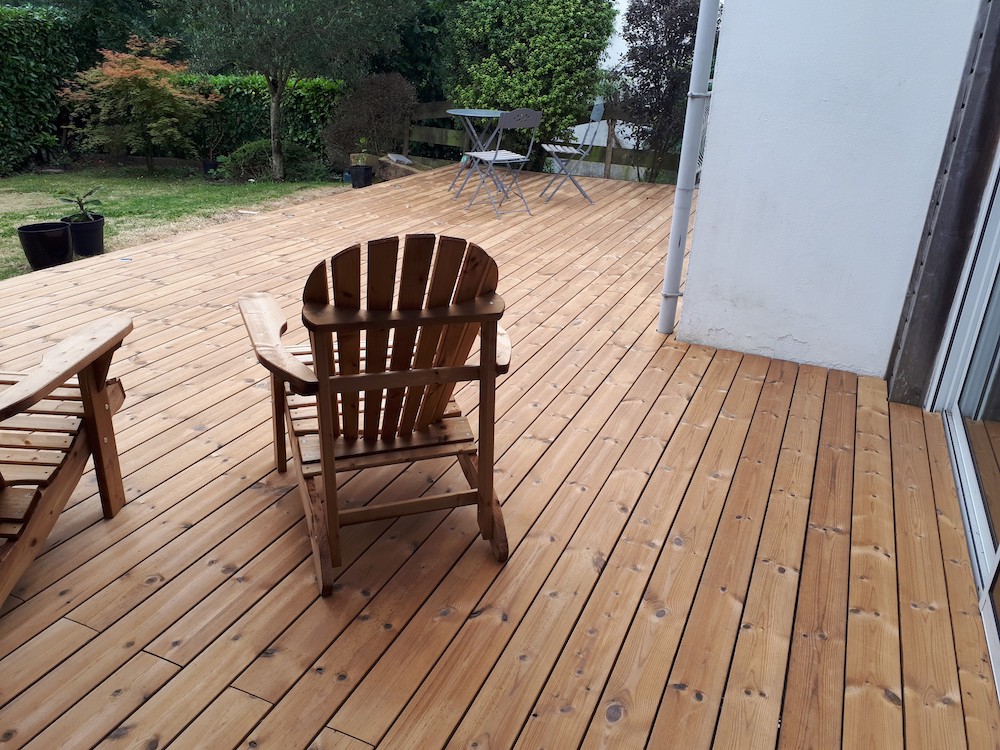 Pose de terrasse en bois clair