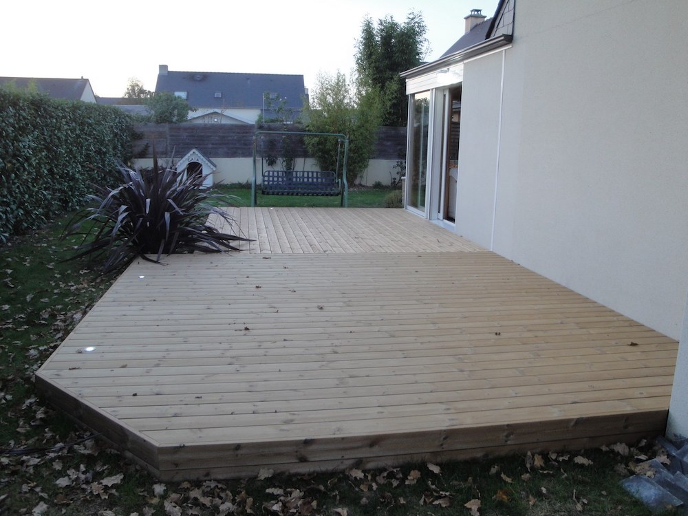 Pose de terrasse en bois avec du végétal