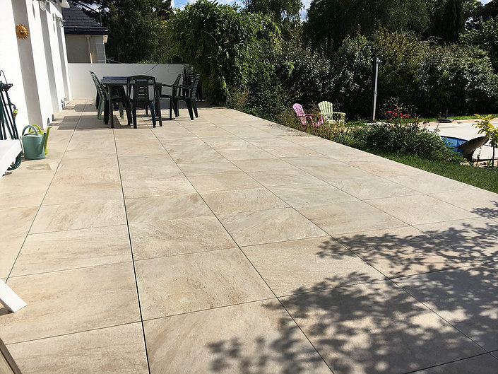 Installation de terrasses en grès cérame proche de Nantes