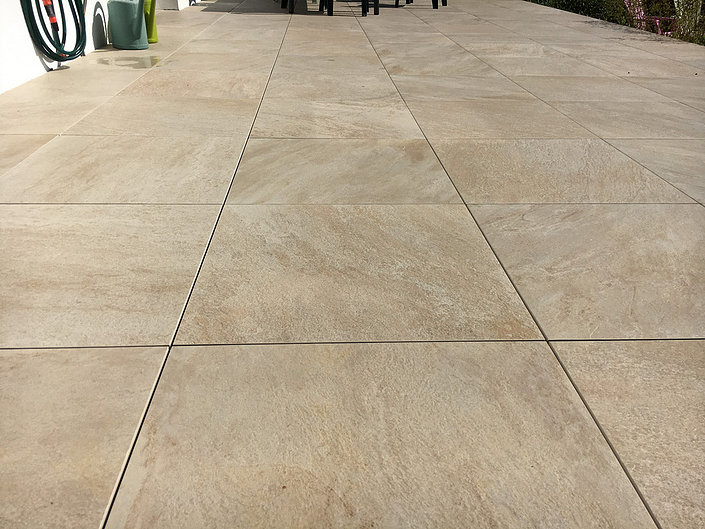 Installation de terrasses en grès cérame proche de Nantes