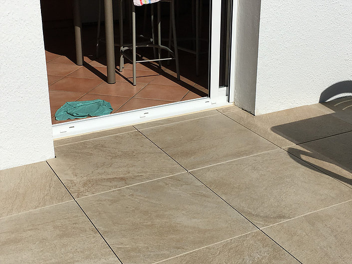 Installation de terrasses en grès cérame proche de Nantes