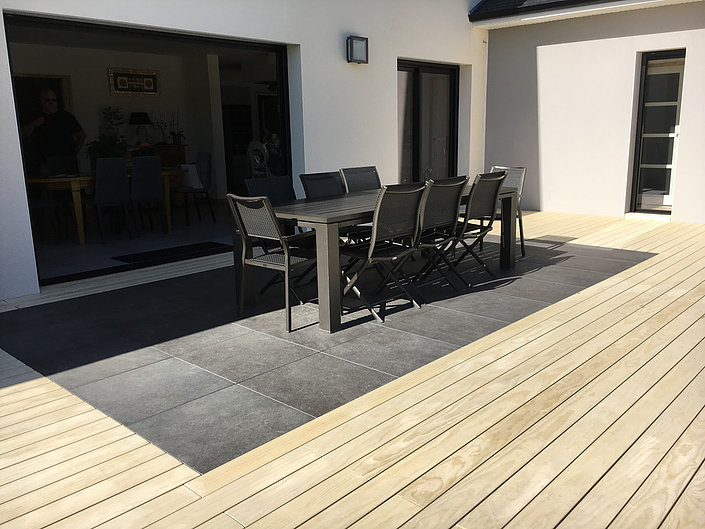 Installation de terrasses en grès cérame proche de Nantes